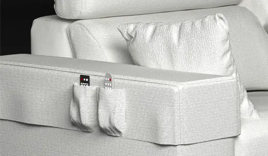 Detalle de funda de brazo con bolsillos para mando a distancia