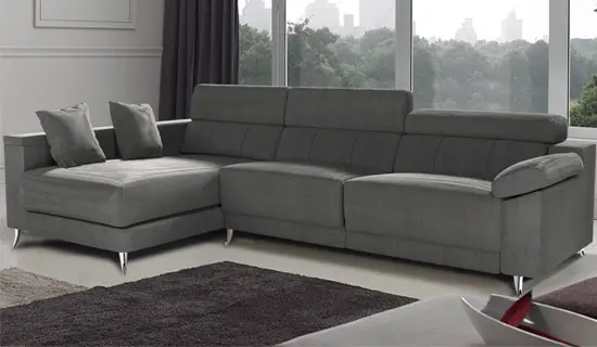 Sofa con tumbona y pata alta