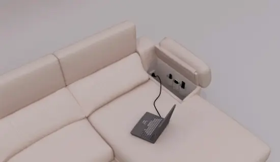 Detalle de brazo arcón con enchufe y USB